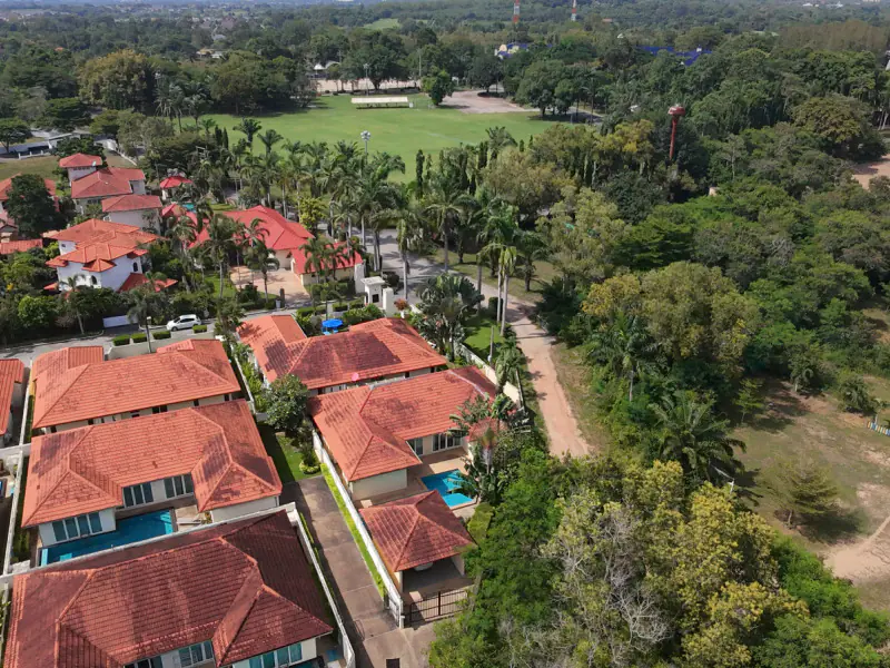 Uitzonderlijke Luxe Villa met Zwembad Te Koop of Te Huur in Whispering Palms, Mabprachan