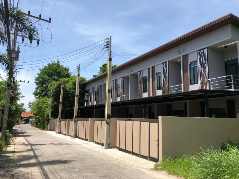 Сделайте его своим - Нев furnished таунхаус с полным потенциалом | Доступен для продажи