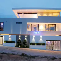 Moderne Luxusvilla zu verkaufen in Pratumnak, Pattaya thumbnail