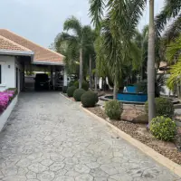 Luxuriöse Poolvilla zu verkaufen in Jomtien thumbnail