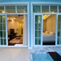 Pool Access Living - Grand Florida Beachfront Condo thumbnail