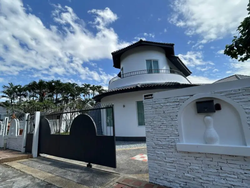 Geräumige 2-stöckige Poolvilla zu vermieten - Ost-Pattaya