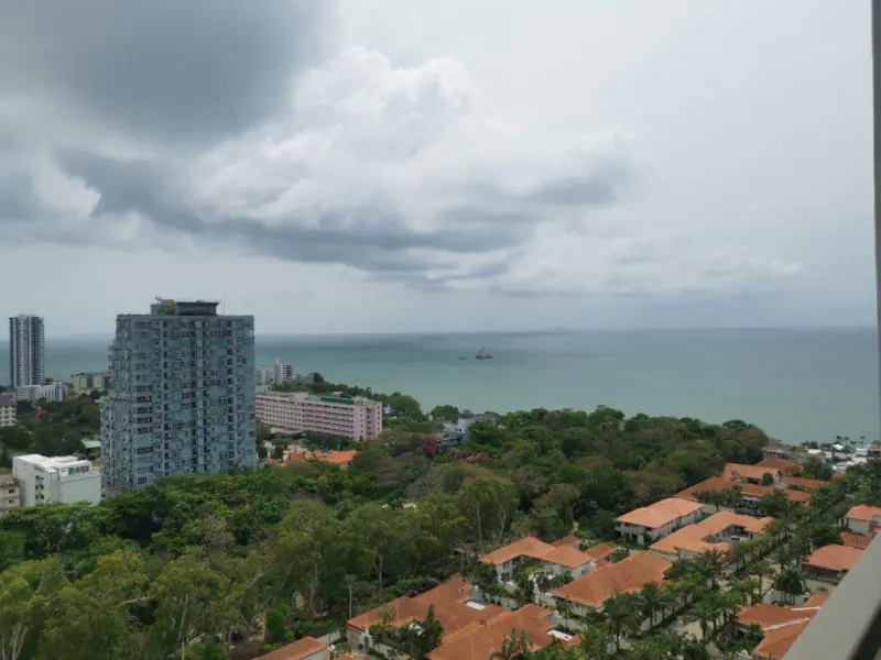Sea View Condo For Rent At The peak Tower