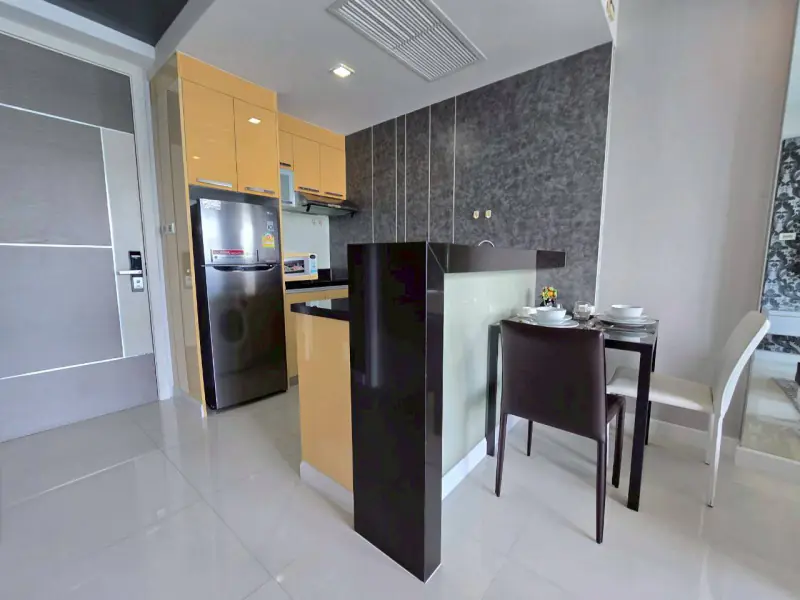Spacious 1BR Furnished Pool-View Condo at Apus, Central Pattaya — Large Balcony & Resort Pool