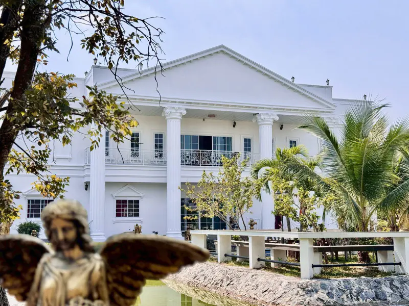 Grand-Scale Private Estate - Expansive Single-Storey Resort Residence in Pong