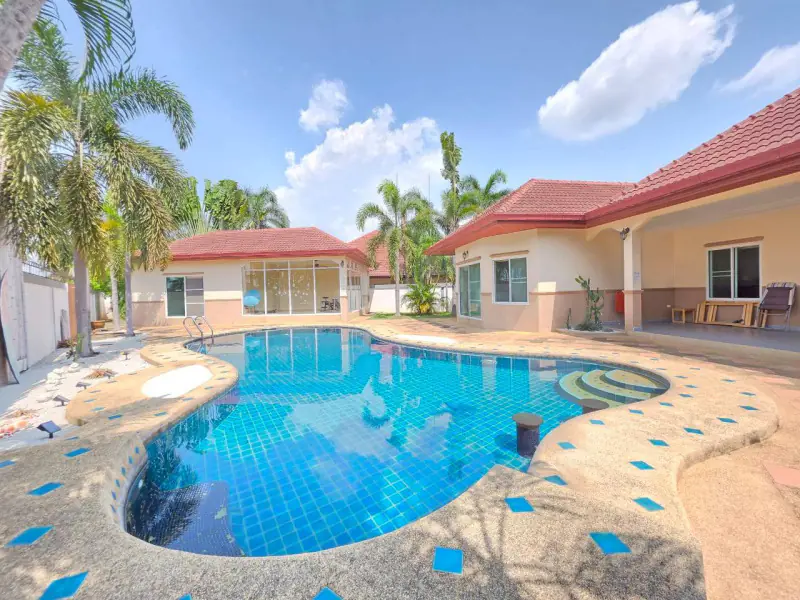 Discover exceptional space and privacy in this impressive 4-bedroom house,