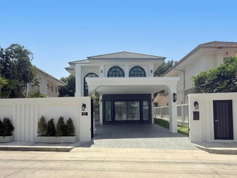 Discover the perfect blend of space elaxed tropical living with this impressive 4-bedroom