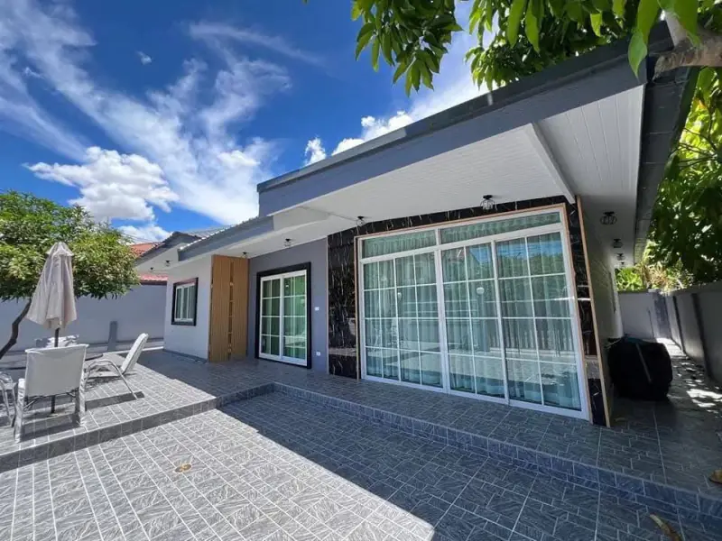 Discover relaxed lakeside living in one of East Pattaya’s most desirable residential areas with this appealing 3-bedroom