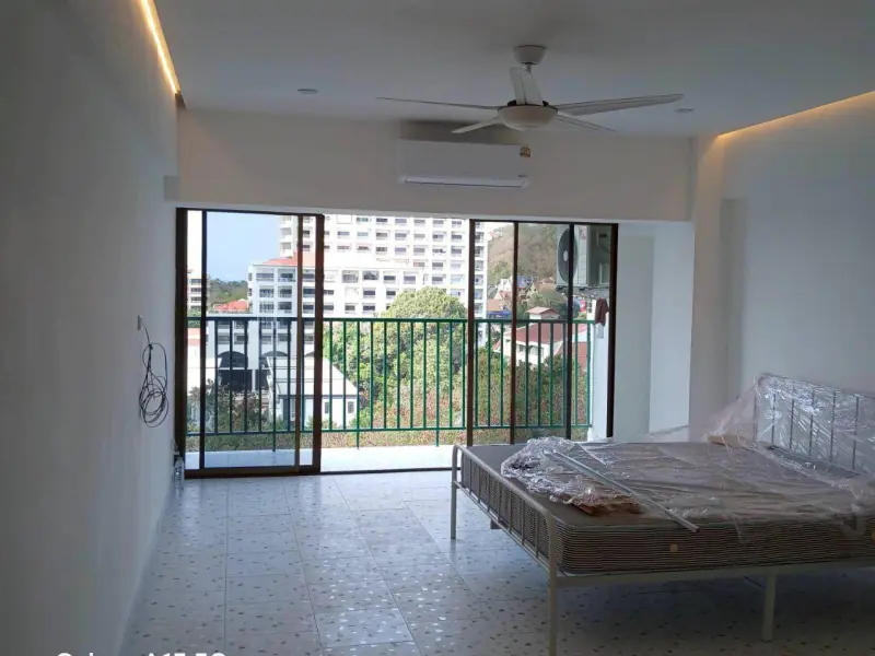 Discover easy coastal living in this well-positioned 39 sqm condo at   Sombat Condoview