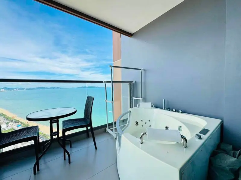 Modern high-floor condominium in Copacabana Beach Jomtien