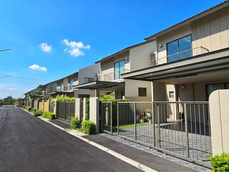 Discover the potential of this well-proportioned 3-bedroom, 3-bathroom house