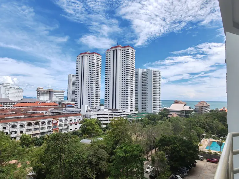 Modern renovated studio condominium in View Talay 5D
