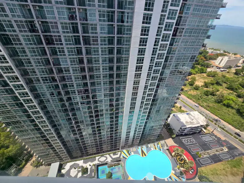 Perched on the 28th floor in the heart of Jomtien Beach, this stylish 2-bedroom,