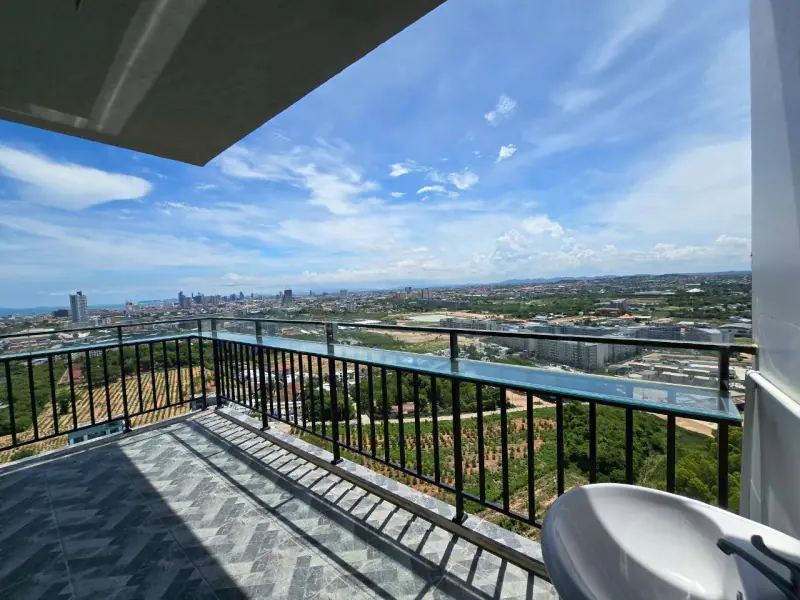 Modern high-floor condominium in The Twin Tower,