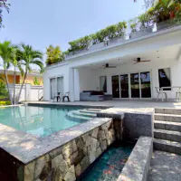 Enjoy luxury living in the prestigious Siam Royal View thumbnail