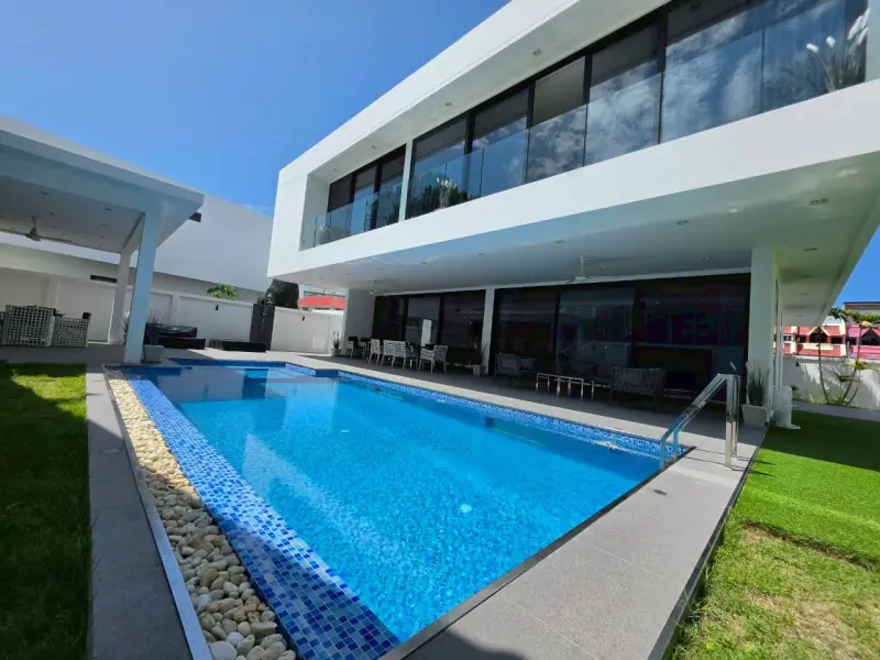 Beeindruckende Luxus-Poolvilla in Pratumnak, Pattaya