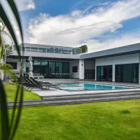 Schlüsselfertiger Komfort trifft auf High-End-Stil – Siam Royal View Home thumbnail