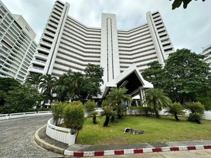 Absolute Beachfront 3-Bed Condo - Grand Condotel Jomtien