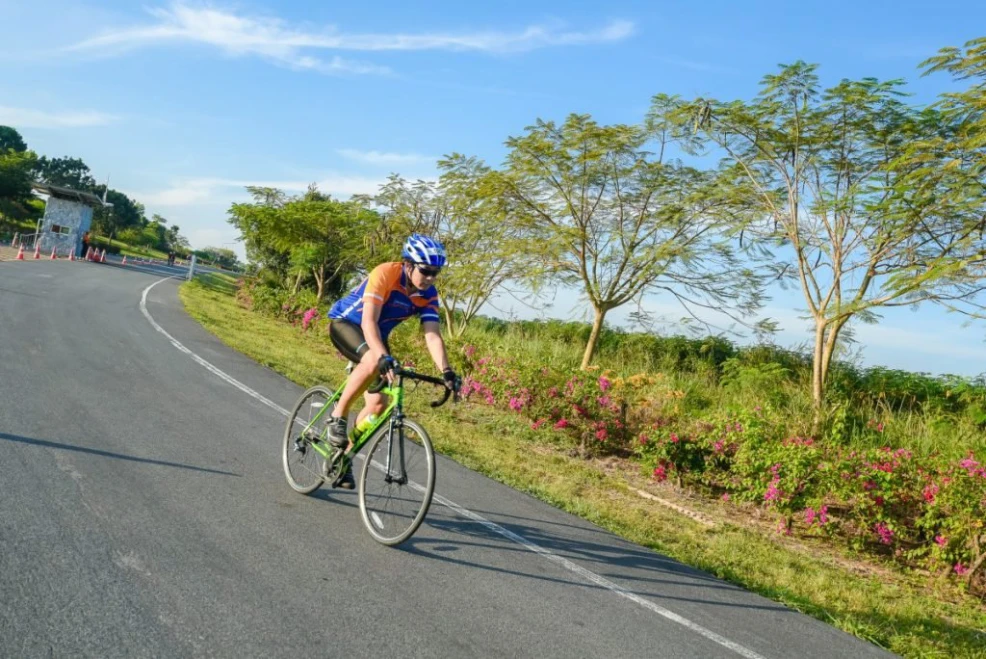 Around Mabprachan Lake on the new bicycle lane