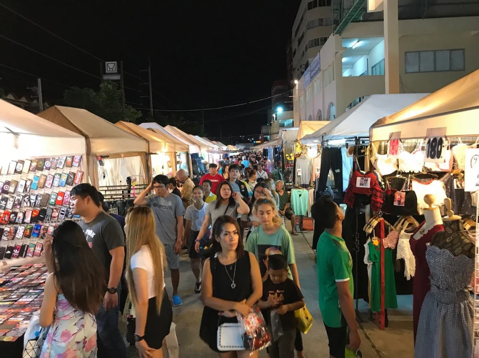Weekend Market at Thepprasit Road