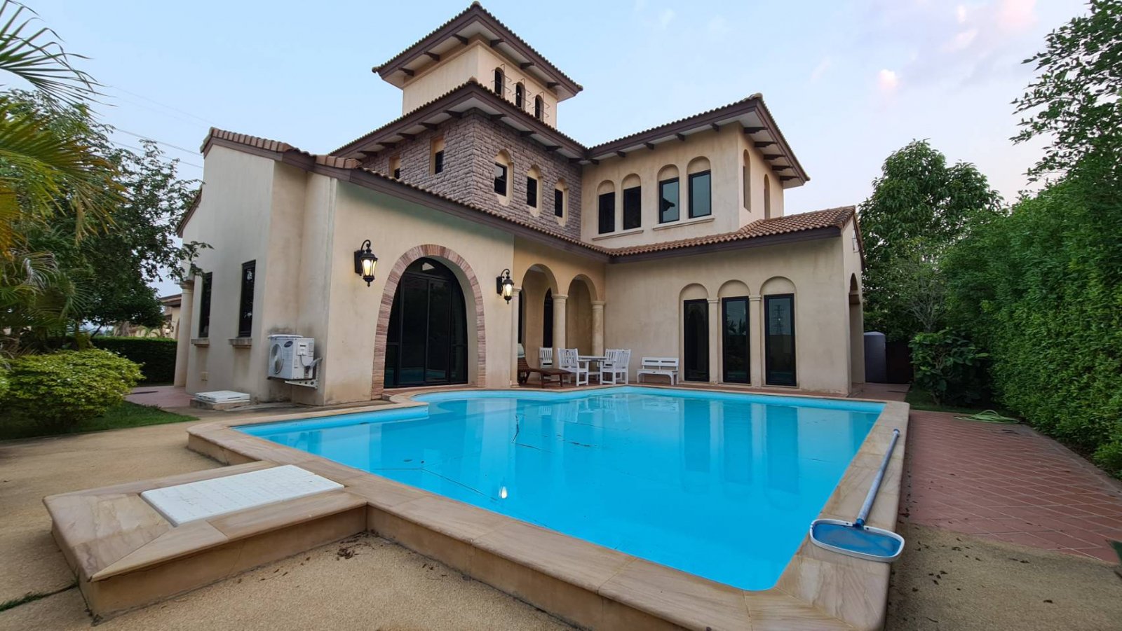 Luxury Pool Villa House For rent
