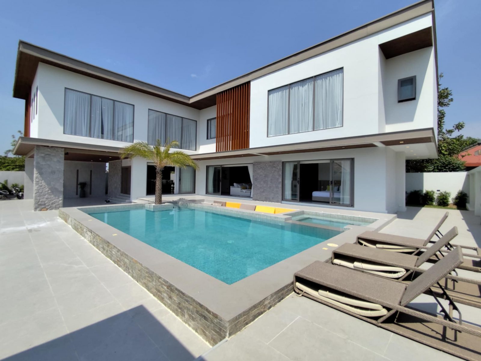 Modern & Luxury Pool Villa in Huay Yai for Sale