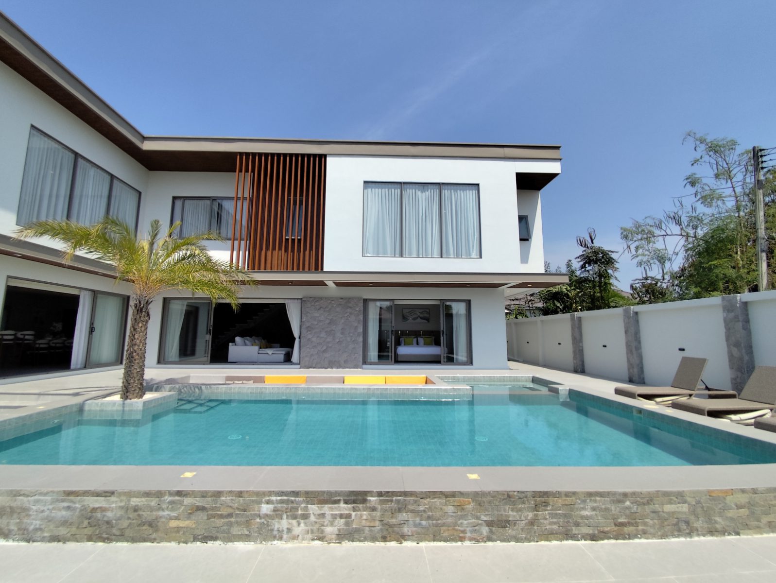 Modern & Luxury Pool Villa in Huay Yai for Sale