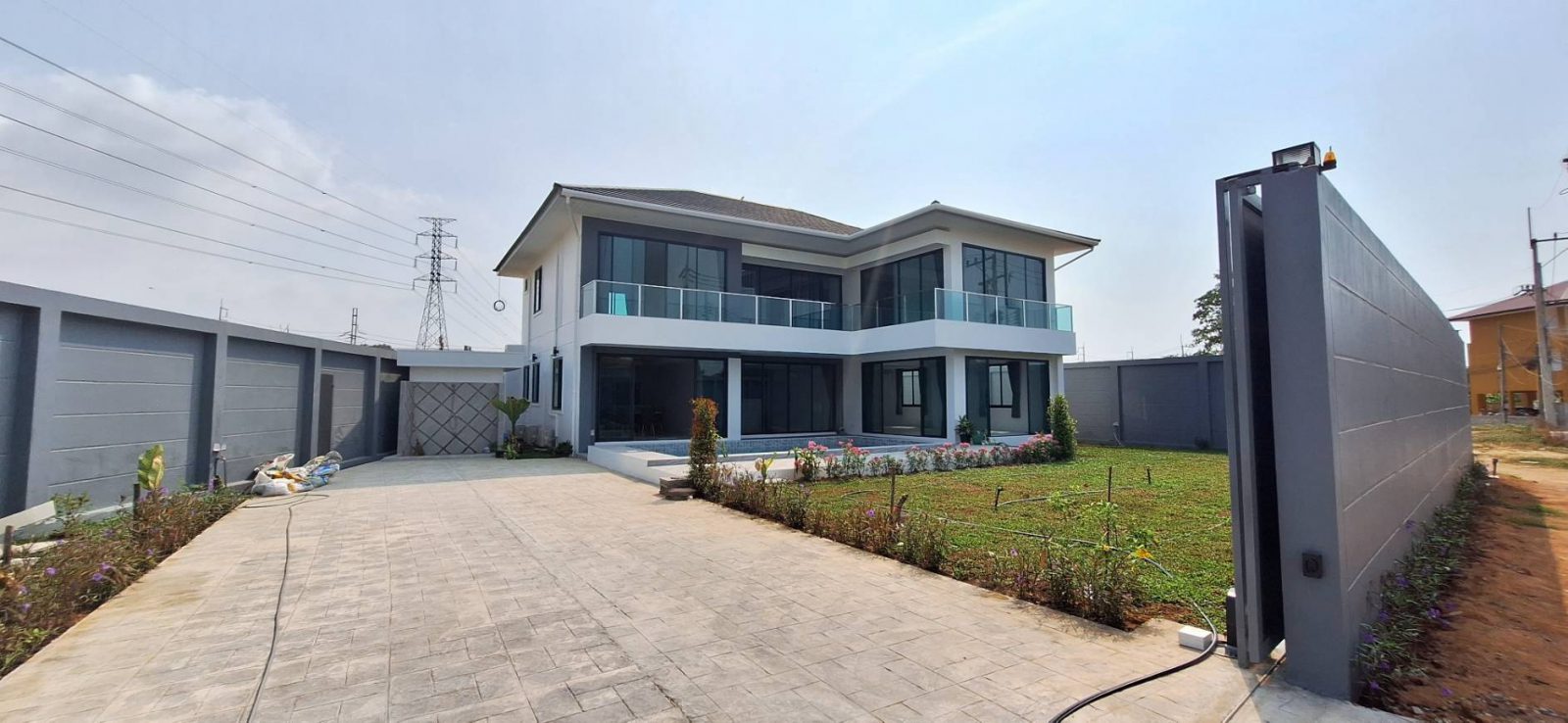Serene Pool Villa with 4 Baths in Peaceful RongPoa